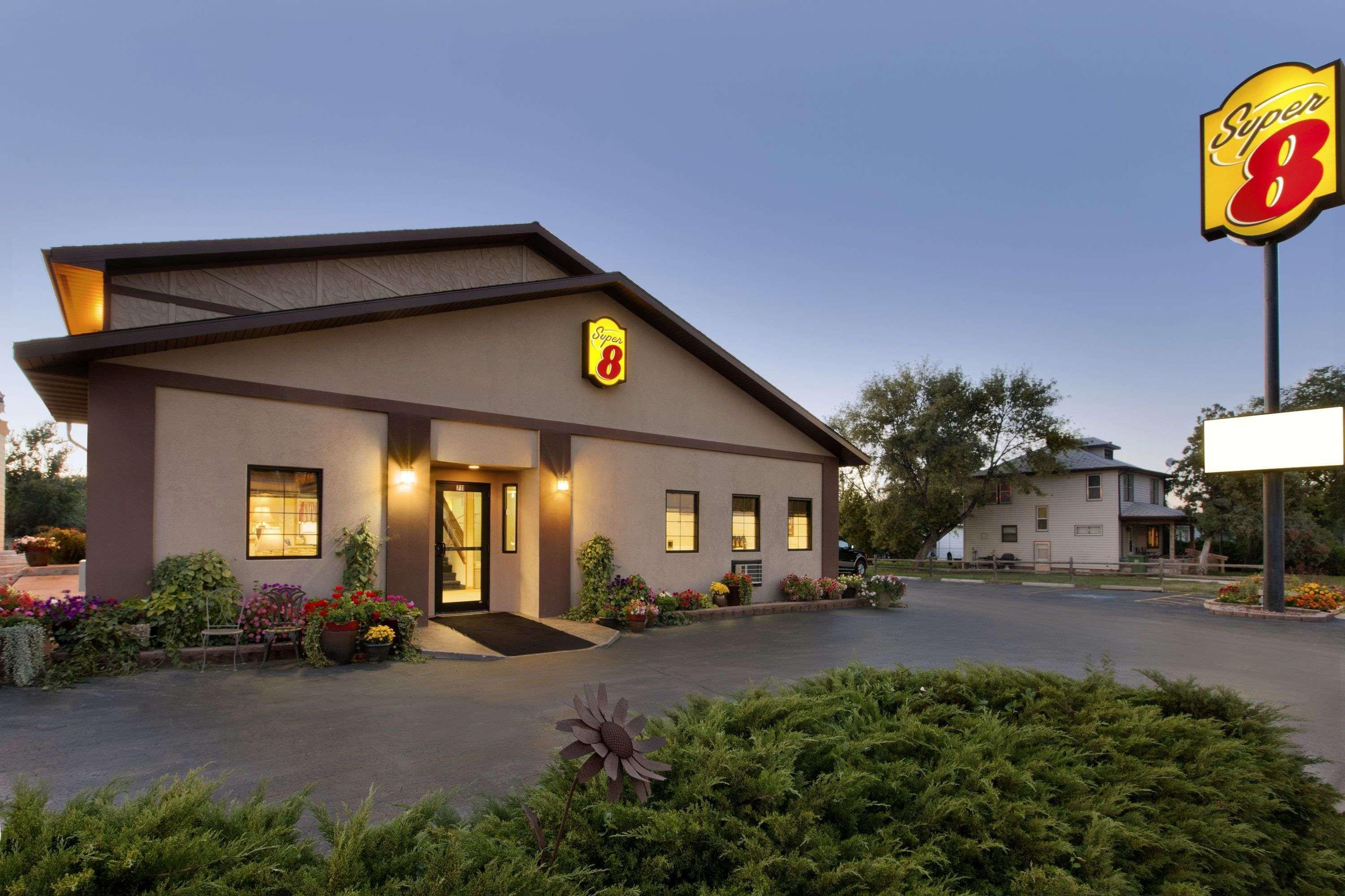 Super 8 By Wyndham Wall Bagian luar foto