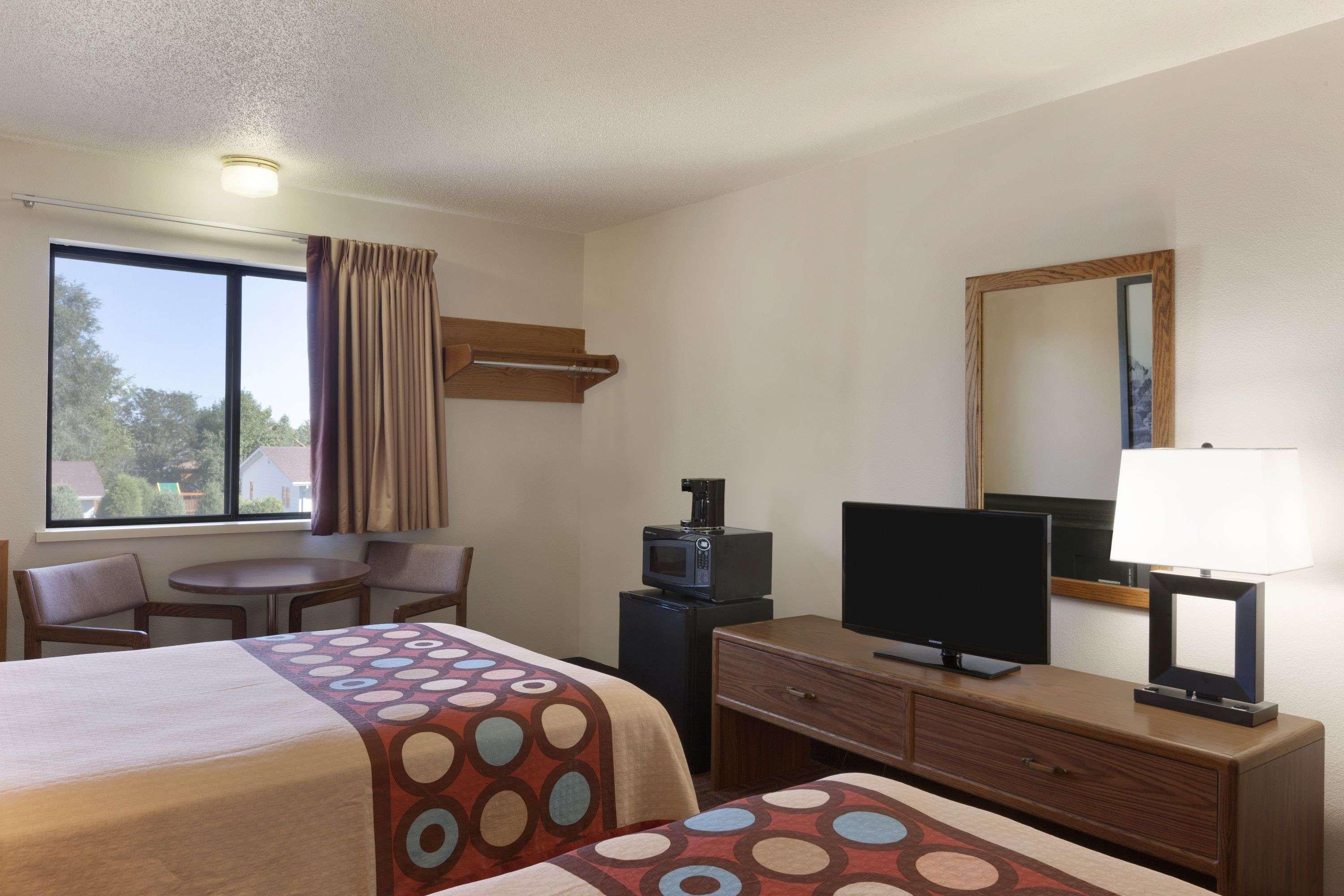 Super 8 By Wyndham Wall Bagian luar foto