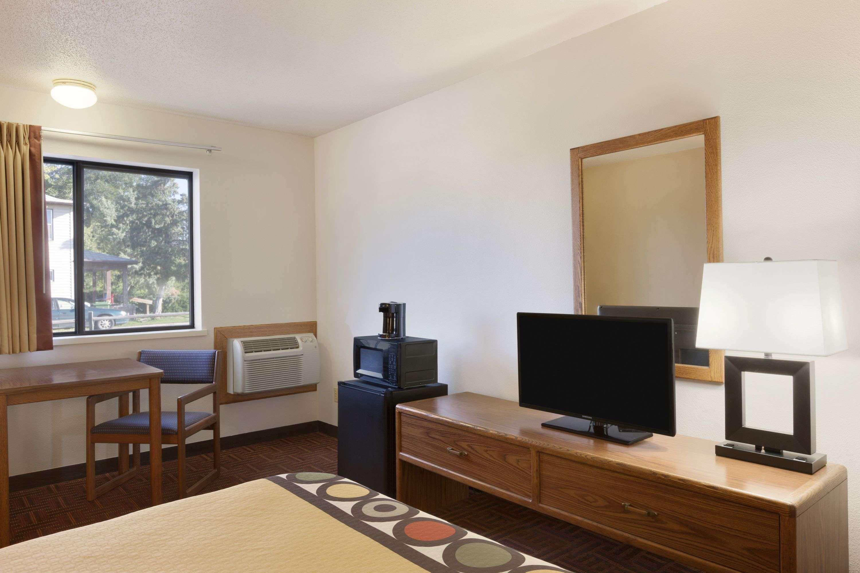 Super 8 By Wyndham Wall Bagian luar foto