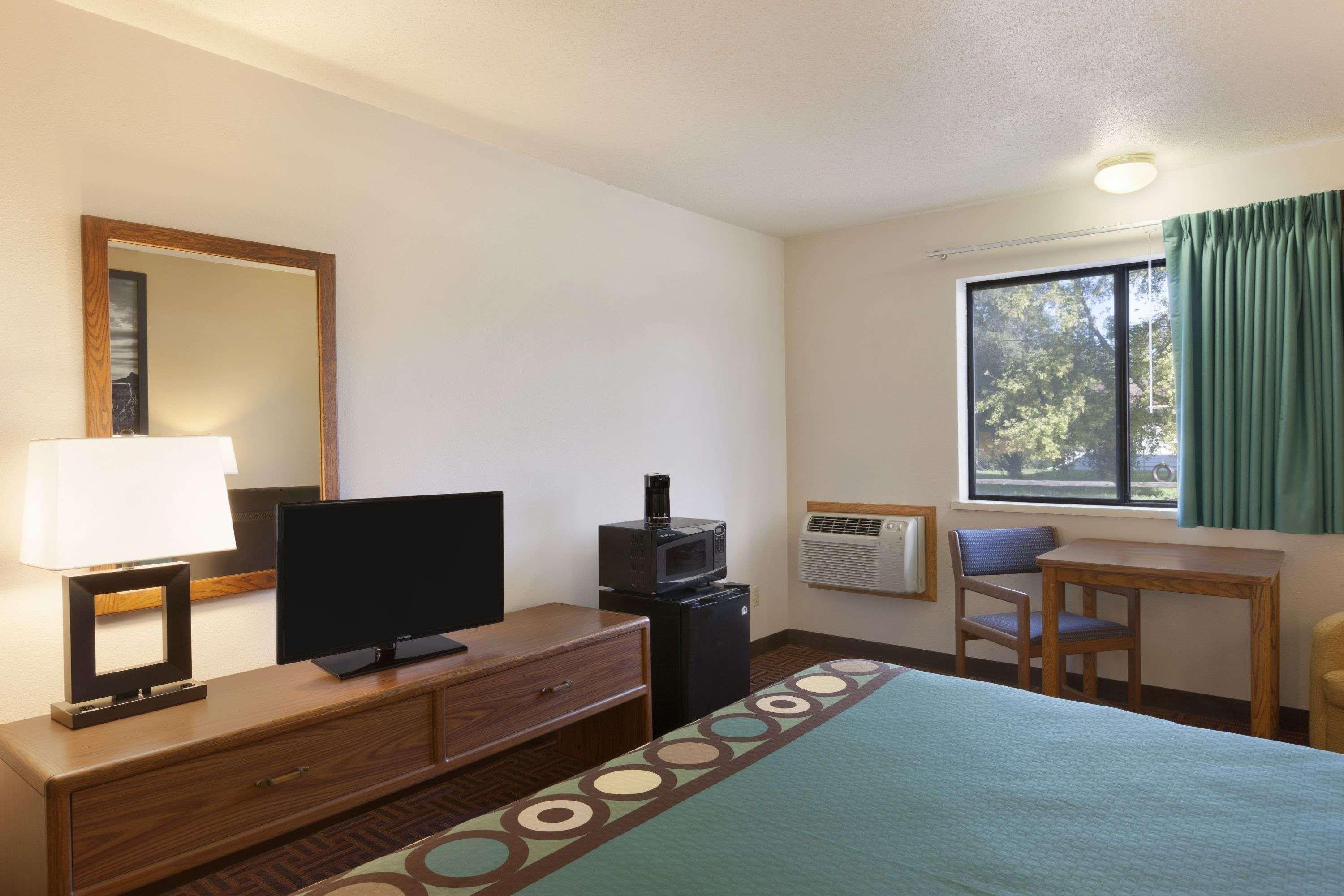 Super 8 By Wyndham Wall Bagian luar foto