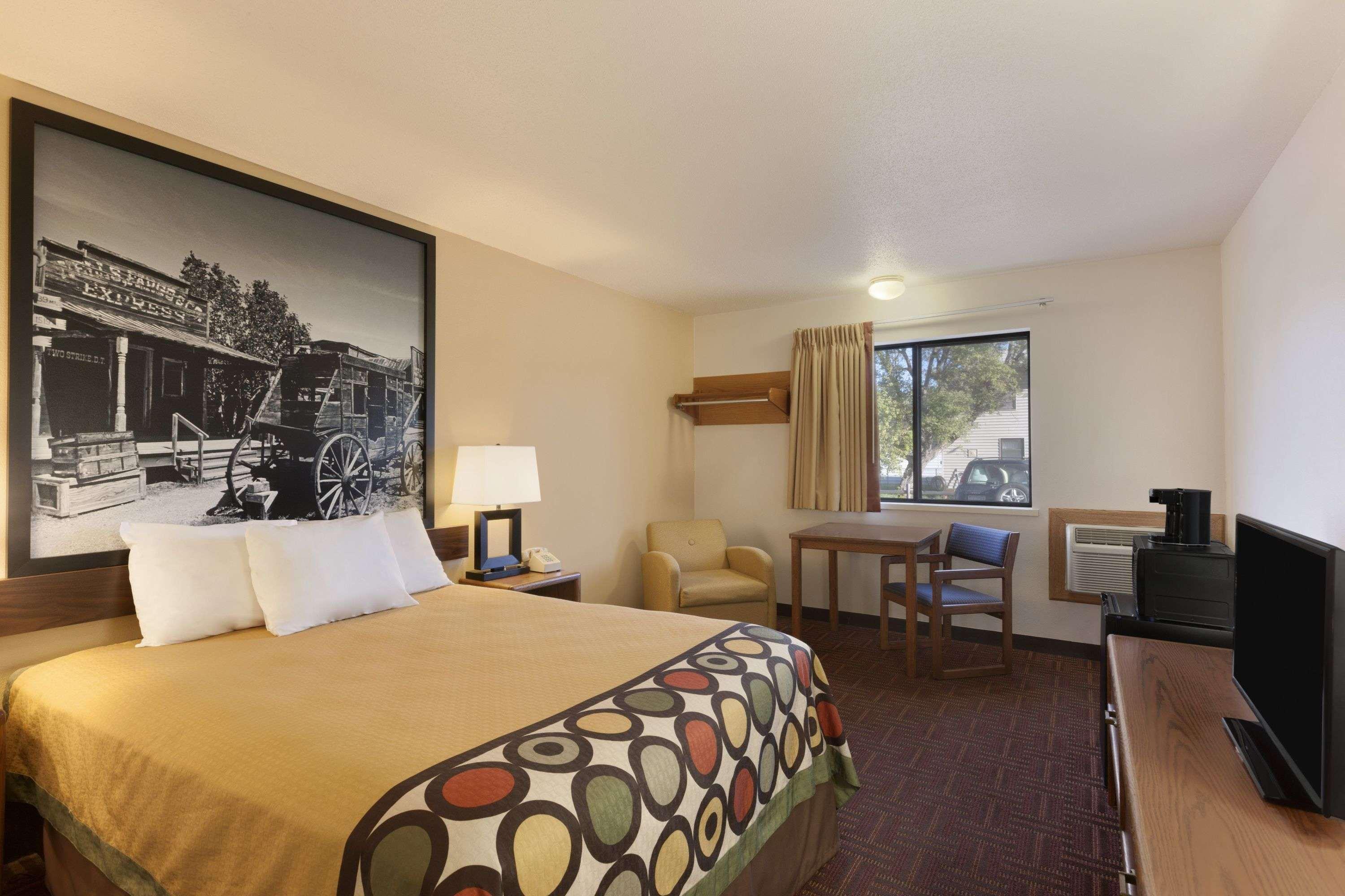 Super 8 By Wyndham Wall Bagian luar foto