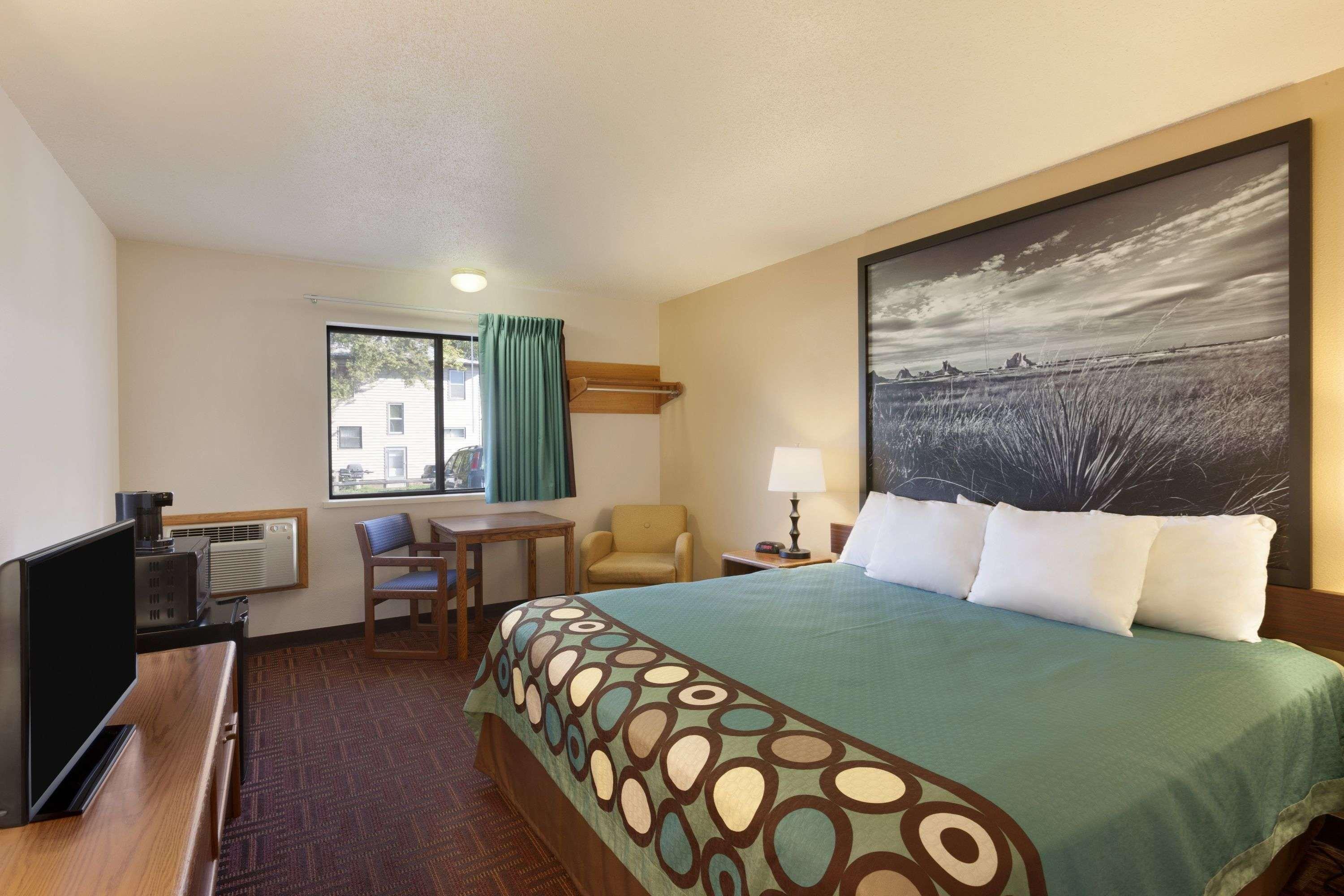 Super 8 By Wyndham Wall Bagian luar foto