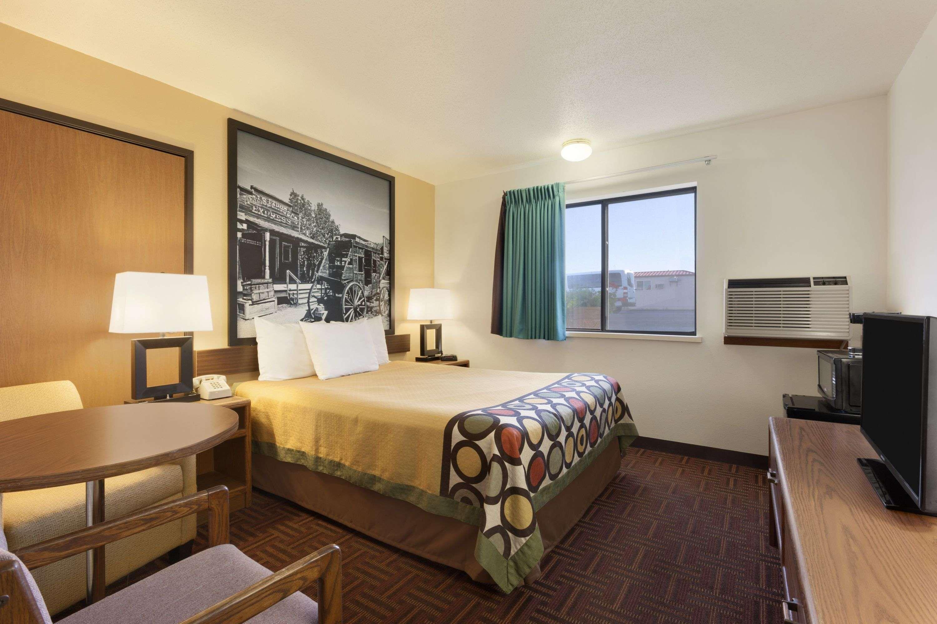Super 8 By Wyndham Wall Bagian luar foto
