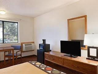 Super 8 By Wyndham Wall Bagian luar foto