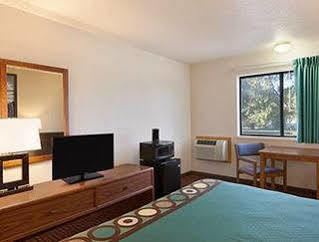 Super 8 By Wyndham Wall Bagian luar foto