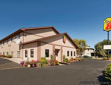 Super 8 By Wyndham Wall Bagian luar foto