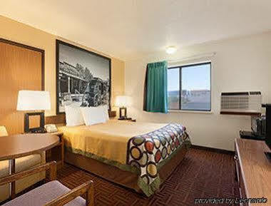 Super 8 By Wyndham Wall Bagian luar foto